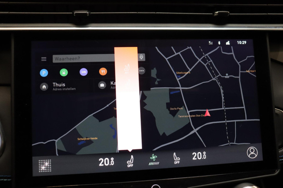 Lynk & Co 01 1.5 Automaat / SoH 95% / Zwarte Hemelbekleding / Panoramadak / LED koplampen / Lichtmetalen velgen 20" / Navigatiesysteem Full Map / Parkeer Assistent / Rijstrooksensor met correctie / Rondomzicht Camera / Digitaal Instrumentenpaneel / Stoelverwarming / Premium Audio / Trekhaak