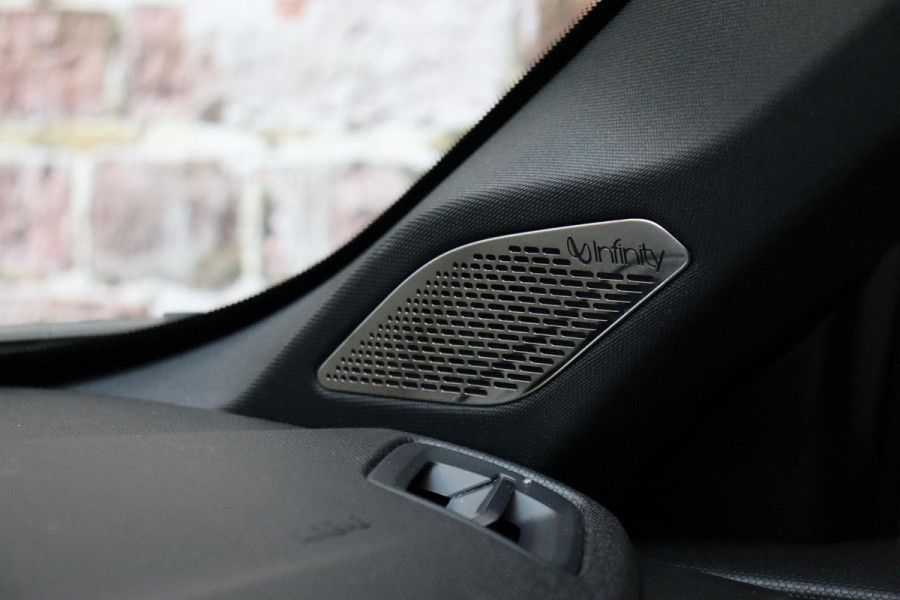 Lynk & Co 01 1.5 Automaat / SoH 95% / Zwarte Hemelbekleding / Panoramadak / LED koplampen / Lichtmetalen velgen 20" / Navigatiesysteem Full Map / Parkeer Assistent / Rijstrooksensor met correctie / Rondomzicht Camera / Digitaal Instrumentenpaneel / Stoelverwarming / Premium Audio / Trekhaak