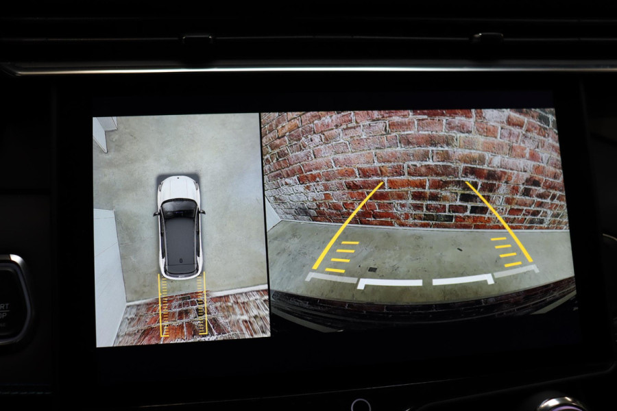 Lynk & Co 01 1.5 Automaat / SoH 95% / Zwarte Hemelbekleding / Panoramadak / LED koplampen / Lichtmetalen velgen 20" / Navigatiesysteem Full Map / Parkeer Assistent / Rijstrooksensor met correctie / Rondomzicht Camera / Digitaal Instrumentenpaneel / Stoelverwarming / Premium Audio / Trekhaak