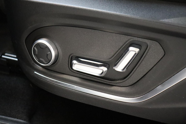 Lynk & Co 01 1.5 Automaat / SoH 95% / Zwarte Hemelbekleding / Panoramadak / LED koplampen / Lichtmetalen velgen 20" / Navigatiesysteem Full Map / Parkeer Assistent / Rijstrooksensor met correctie / Rondomzicht Camera / Digitaal Instrumentenpaneel / Stoelverwarming / Premium Audio / Trekhaak