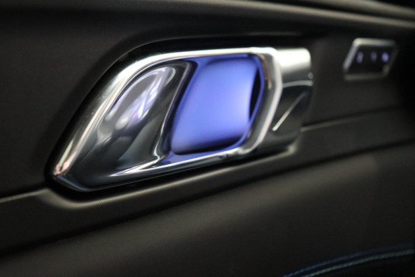 Lynk & Co 01 1.5 Automaat / SoH 95% / Zwarte Hemelbekleding / Panoramadak / LED koplampen / Lichtmetalen velgen 20" / Navigatiesysteem Full Map / Parkeer Assistent / Rijstrooksensor met correctie / Rondomzicht Camera / Digitaal Instrumentenpaneel / Stoelverwarming / Premium Audio / Trekhaak