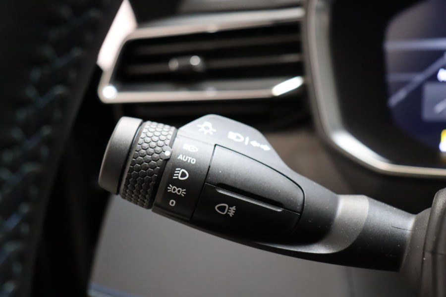 Lynk & Co 01 1.5 Automaat / SoH 95% / Zwarte Hemelbekleding / Panoramadak / LED koplampen / Lichtmetalen velgen 20" / Navigatiesysteem Full Map / Parkeer Assistent / Rijstrooksensor met correctie / Rondomzicht Camera / Digitaal Instrumentenpaneel / Stoelverwarming / Premium Audio / Trekhaak