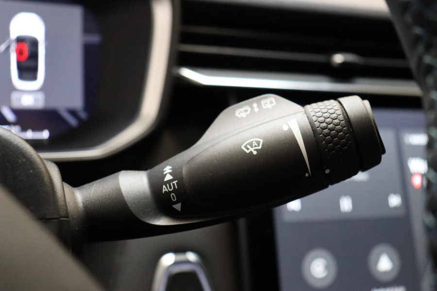 Lynk & Co 01 1.5 Automaat / SoH 95% / Zwarte Hemelbekleding / Panoramadak / LED koplampen / Lichtmetalen velgen 20" / Navigatiesysteem Full Map / Parkeer Assistent / Rijstrooksensor met correctie / Rondomzicht Camera / Digitaal Instrumentenpaneel / Stoelverwarming / Premium Audio / Trekhaak