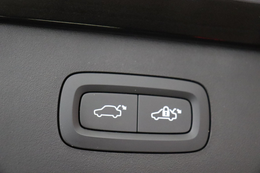 Lynk & Co 01 1.5 Automaat / SoH 95% / Zwarte Hemelbekleding / Panoramadak / LED koplampen / Lichtmetalen velgen 20" / Navigatiesysteem Full Map / Parkeer Assistent / Rijstrooksensor met correctie / Rondomzicht Camera / Digitaal Instrumentenpaneel / Stoelverwarming / Premium Audio / Trekhaak