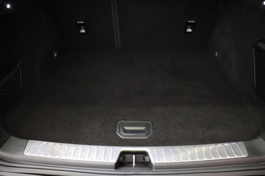 Lynk & Co 01 1.5 Automaat / SoH 95% / Zwarte Hemelbekleding / Panoramadak / LED koplampen / Lichtmetalen velgen 20" / Navigatiesysteem Full Map / Parkeer Assistent / Rijstrooksensor met correctie / Rondomzicht Camera / Digitaal Instrumentenpaneel / Stoelverwarming / Premium Audio / Trekhaak