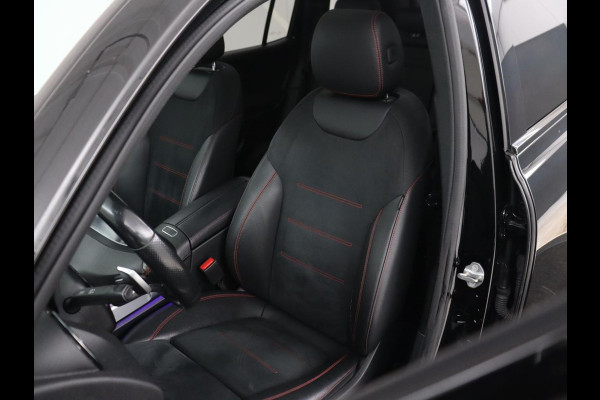 Mercedes-Benz GLB 200 Business Solution AMG | Panoramadak | Leder/alcantara | Memory Stoelverwarming | Adaptive cruise | Camera | Park assist | Sfeerverlichting | Carplay