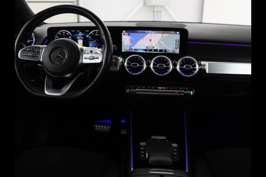 Mercedes-Benz GLB 200 Business Solution AMG | Panoramadak | Leder/alcantara | Memory Stoelverwarming | Adaptive cruise | Camera | Park assist | Sfeerverlichting | Carplay