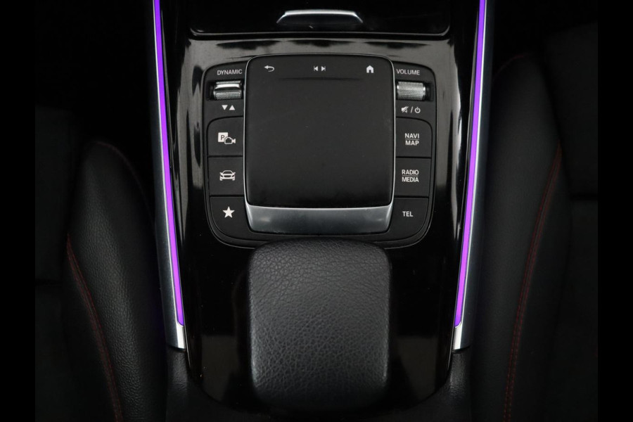 Mercedes-Benz GLB 200 Business Solution AMG | Panoramadak | Leder/alcantara | Memory Stoelverwarming | Adaptive cruise | Camera | Park assist | Sfeerverlichting | Carplay