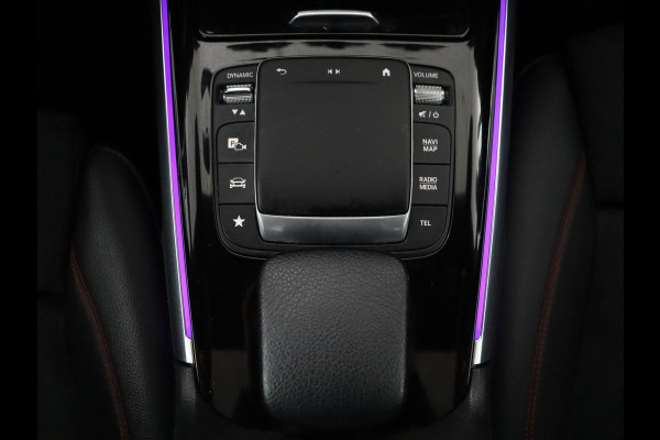 Mercedes-Benz GLB 200 Business Solution AMG | Panoramadak | Leder/alcantara | Memory Stoelverwarming | Adaptive cruise | Camera | Park assist | Sfeerverlichting | Carplay
