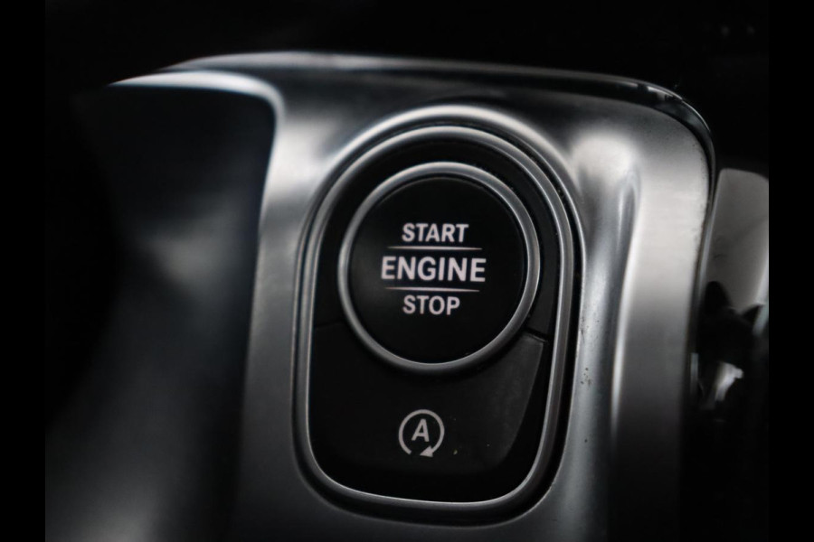 Mercedes-Benz GLB 200 Business Solution AMG | Panoramadak | Leder/alcantara | Memory Stoelverwarming | Adaptive cruise | Camera | Park assist | Sfeerverlichting | Carplay