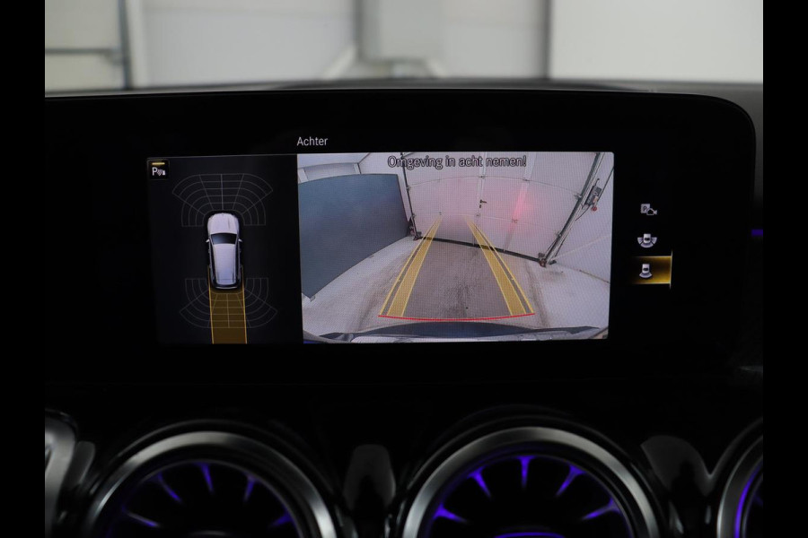 Mercedes-Benz GLB 200 Business Solution AMG | Panoramadak | Leder/alcantara | Memory Stoelverwarming | Adaptive cruise | Camera | Park assist | Sfeerverlichting | Carplay