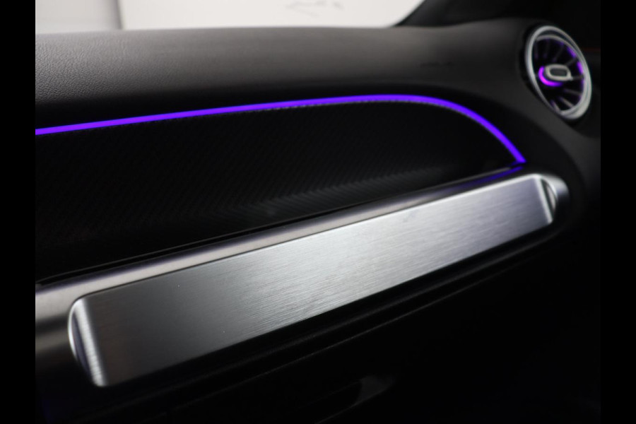 Mercedes-Benz GLB 200 Business Solution AMG | Panoramadak | Leder/alcantara | Memory Stoelverwarming | Adaptive cruise | Camera | Park assist | Sfeerverlichting | Carplay