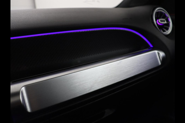 Mercedes-Benz GLB 200 Business Solution AMG | Panoramadak | Leder/alcantara | Memory Stoelverwarming | Adaptive cruise | Camera | Park assist | Sfeerverlichting | Carplay