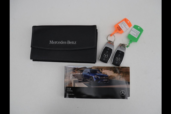 Mercedes-Benz GLB 200 Business Solution AMG | Panoramadak | Leder/alcantara | Memory Stoelverwarming | Adaptive cruise | Camera | Park assist | Sfeerverlichting | Carplay