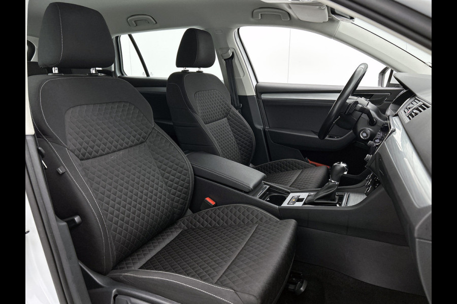 Škoda Superb Combi 1.5 TSI 150PK Automaat Business Edition / Trekhaak / Navigatie / Airco-ecc./ Pdc./ Radio-multimedia / Virtual Cockpit / Apk 05-2028