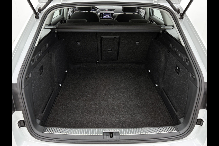 Škoda Superb Combi 1.5 TSI 150PK Automaat Business Edition / Trekhaak / Navigatie / Airco-ecc./ Pdc./ Radio-multimedia / Virtual Cockpit / Apk 05-2028