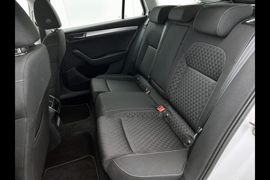 Škoda Superb Combi 1.5 TSI 150PK Automaat Business Edition / Trekhaak / Navigatie / Airco-ecc./ Pdc./ Radio-multimedia / Virtual Cockpit / Apk 05-2028