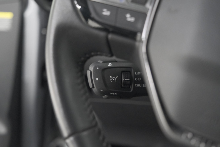 Peugeot 208 PureTech 100 EAT8 Allure | Adaptieve Cruise control |  Camera | Parkeersensoren voor + achter | Navigatie | Apple Carplay