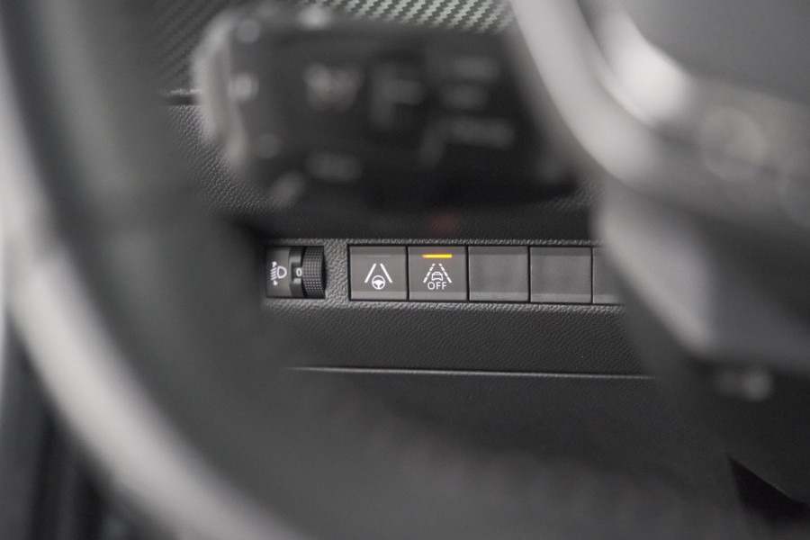 Peugeot 208 PureTech 100 EAT8 Allure | Adaptieve Cruise control |  Camera | Parkeersensoren voor + achter | Navigatie | Apple Carplay