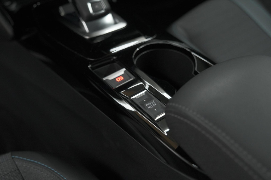 Peugeot 208 PureTech 100 EAT8 Allure | Adaptieve Cruise control |  Camera | Parkeersensoren voor + achter | Navigatie | Apple Carplay