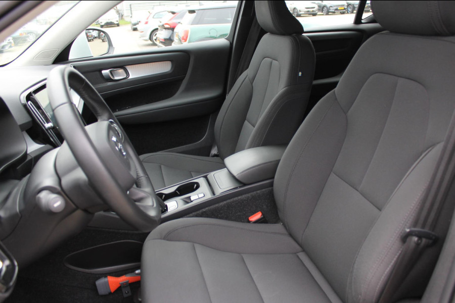 Volvo XC40 T3 163PK Automaat Business Pro Navigatie / Trekhaak / Adaptieve Cruise Control / 18" lichtmetalen velgen / Climare Control