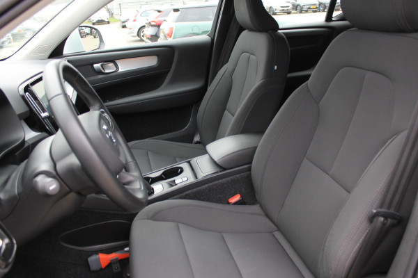 Volvo XC40 T3 163PK Automaat Business Pro Navigatie / Trekhaak / Adaptieve Cruise Control / 18" lichtmetalen velgen / Climare Control