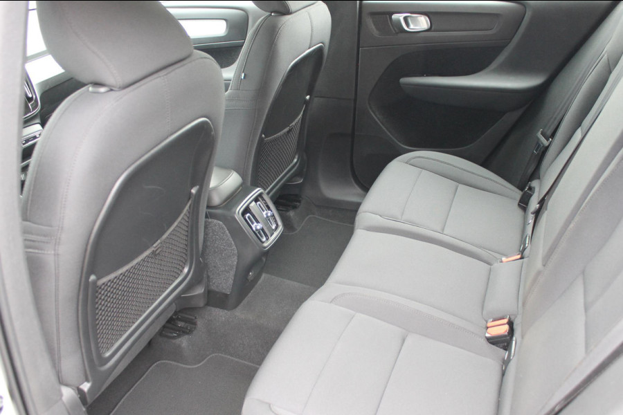 Volvo XC40 T3 163PK Automaat Business Pro Navigatie / Trekhaak / Adaptieve Cruise Control / 18" lichtmetalen velgen / Climare Control