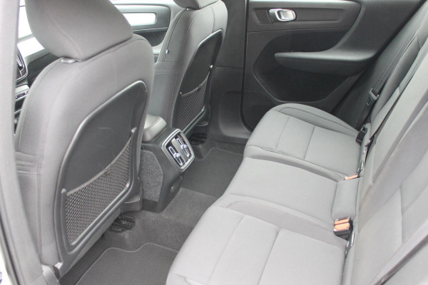 Volvo XC40 T3 163PK Automaat Business Pro Navigatie / Trekhaak / Adaptieve Cruise Control / 18" lichtmetalen velgen / Climare Control