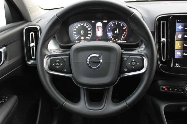 Volvo XC40 T3 163PK Automaat Business Pro Navigatie / Trekhaak / Adaptieve Cruise Control / 18" lichtmetalen velgen / Climare Control