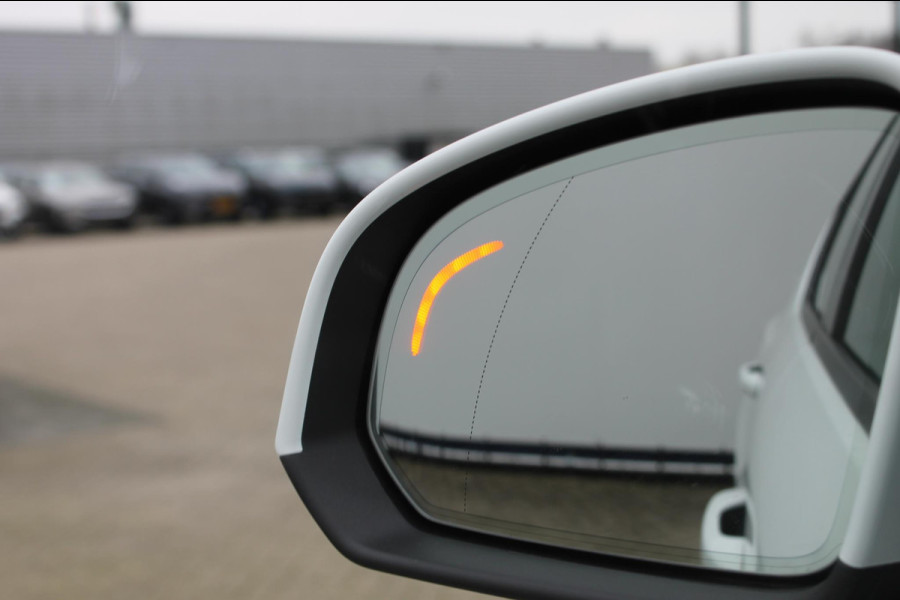 Volvo XC40 T3 163PK Automaat Business Pro Navigatie / Trekhaak / Adaptieve Cruise Control / 18" lichtmetalen velgen / Climare Control