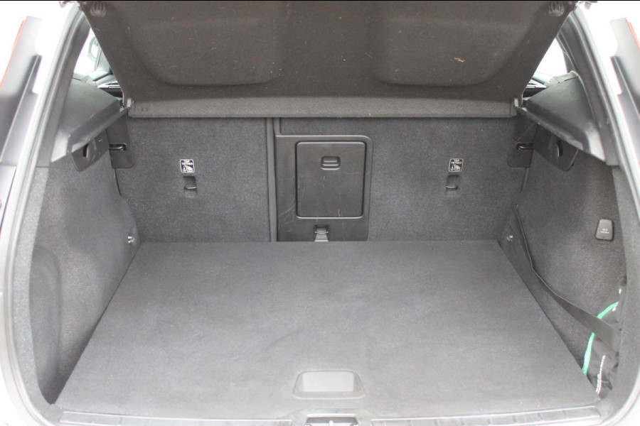 Volvo XC40 T3 163PK Automaat Business Pro Navigatie / Trekhaak / Adaptieve Cruise Control / 18" lichtmetalen velgen / Climare Control
