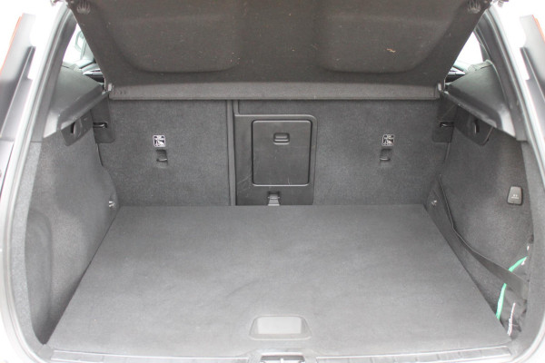 Volvo XC40 T3 163PK Automaat Business Pro Navigatie / Trekhaak / Adaptieve Cruise Control / 18" lichtmetalen velgen / Climare Control
