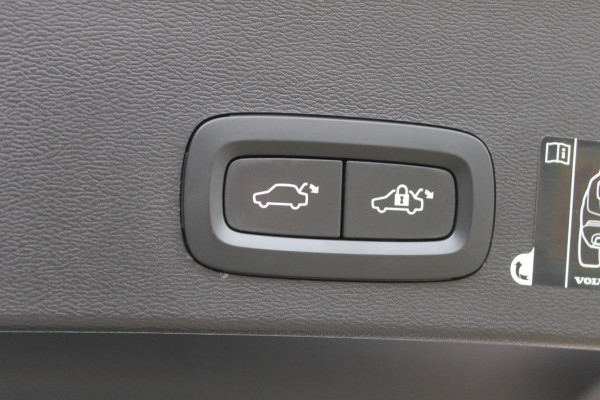Volvo XC40 T3 163PK Automaat Business Pro Navigatie / Trekhaak / Adaptieve Cruise Control / 18" lichtmetalen velgen / Climare Control