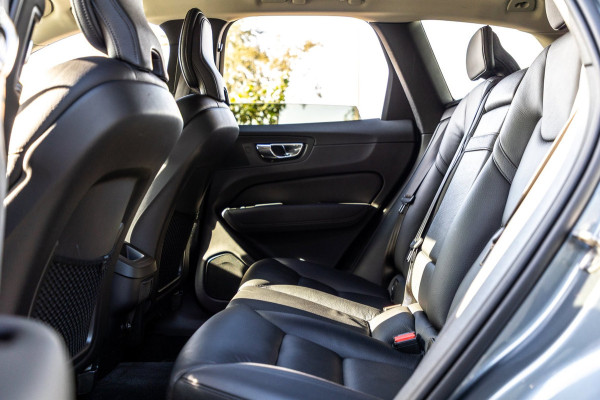 Volvo XC60 2.0 T5 AWD Inscription I Camera I trekhaak I Autopilot I Blits I