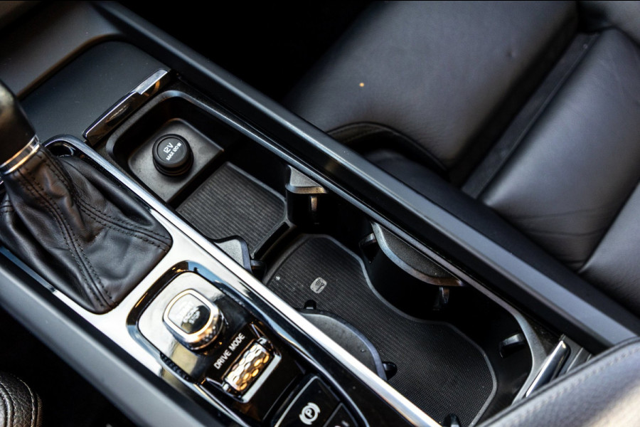 Volvo XC60 2.0 T5 AWD Inscription I Camera I trekhaak I Autopilot I Blits I
