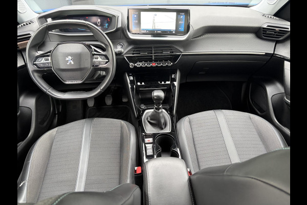 Peugeot 2008 1.2 PureTech Blue Lease Allure ✓2e Eigenaar✓360° Camera✓Draadloze telefoonlader✓Carplay✓6 bak✓Halfleder✓Navi✓Clima✓Cruise✓17'' Lmv✓Rijstrooksensor✓102pk✓Dealer onderhouden✓N.A.P✓Apk tot 04-2027
