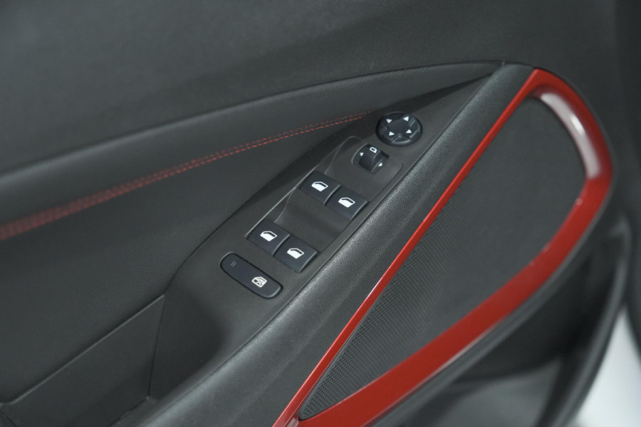 Opel Crossland Turbo 110 GS Line | Trekhaak | Camera | Apple Carplay | Navigatie | Parkeersensoren voor + Achter