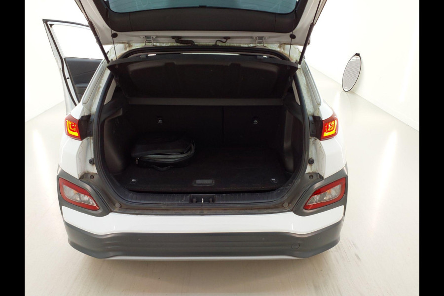 Hyundai Kona EV Fashion 64 kWh | SOH 99,9 % | Warmtepomp | Navigatie | VERWACHT! |