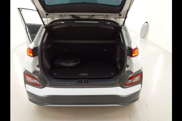 Hyundai Kona EV Fashion 64 kWh | SOH 99,9 % | Warmtepomp | Navigatie | VERWACHT! |