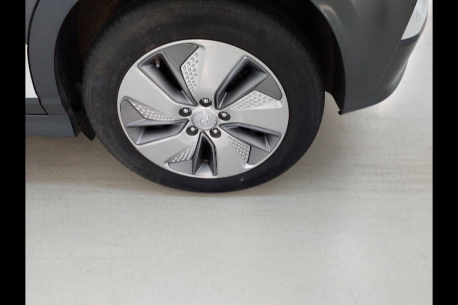 Hyundai Kona EV Fashion 64 kWh | SOH 99,9 % | Warmtepomp | Navigatie | VERWACHT! |