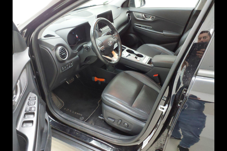 Hyundai Kona EV Premium 64 kWh | SOH 100 % | Lederen Interieur | Warmtepomp | Navigatie | VERWACHT! |