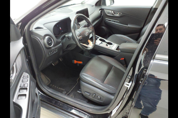 Hyundai Kona EV Premium 64 kWh | SOH 100 % | Lederen Interieur | Warmtepomp | Navigatie | VERWACHT! |
