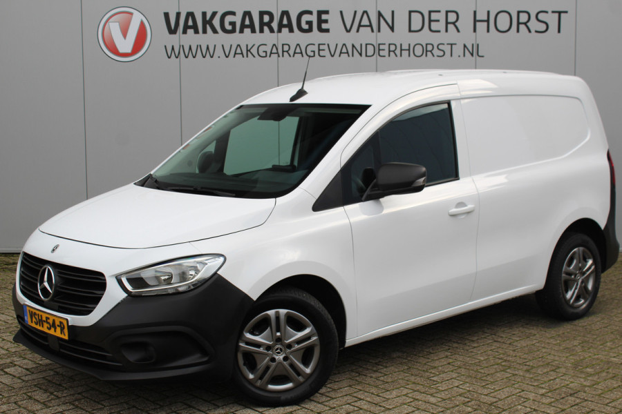 Mercedes-Benz Citan 110-95pk CDI L1 Pro. Dames en heren ondernemers: zeer nette Mercedes Citan, een praktische bedrijfswagen die u nog jaren tot dienst kan zijn. Airco, navigatie, telefoonvoorb., trekhaak, schuifdeur rechts etc.