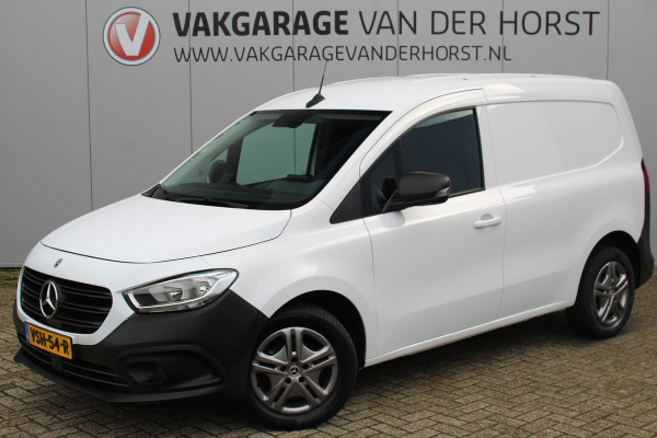Mercedes-Benz Citan 110-95pk CDI L1 Pro. Dames en heren ondernemers: zeer nette Mercedes Citan, een praktische bedrijfswagen die u nog jaren tot dienst kan zijn. Airco, navigatie, telefoonvoorb., trekhaak, schuifdeur rechts etc.