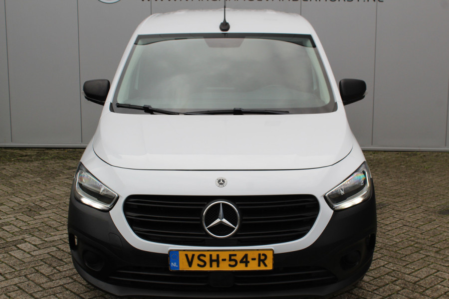 Mercedes-Benz Citan 110-95pk CDI L1 Pro. Dames en heren ondernemers: zeer nette Mercedes Citan, een praktische bedrijfswagen die u nog jaren tot dienst kan zijn. Airco, navigatie, telefoonvoorb., trekhaak, schuifdeur rechts etc.