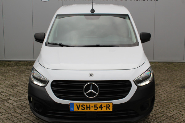 Mercedes-Benz Citan 110-95pk CDI L1 Pro. Dames en heren ondernemers: zeer nette Mercedes Citan, een praktische bedrijfswagen die u nog jaren tot dienst kan zijn. Airco, navigatie, telefoonvoorb., trekhaak, schuifdeur rechts etc.
