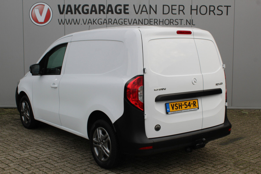 Mercedes-Benz Citan 110-95pk CDI L1 Pro. Dames en heren ondernemers: zeer nette Mercedes Citan, een praktische bedrijfswagen die u nog jaren tot dienst kan zijn. Airco, navigatie, telefoonvoorb., trekhaak, schuifdeur rechts etc.
