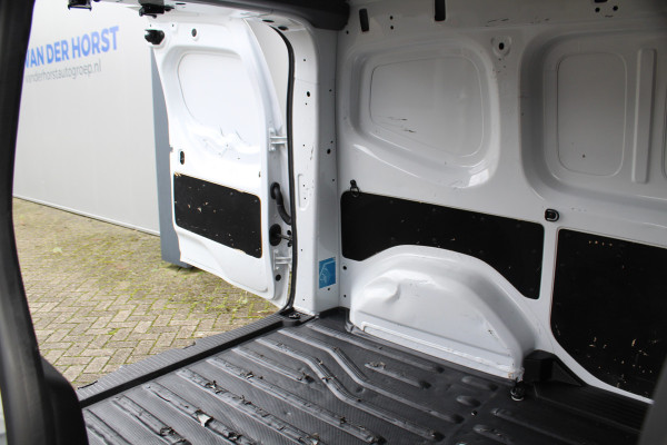 Mercedes-Benz Citan 110-95pk CDI L1 Pro. Dames en heren ondernemers: zeer nette Mercedes Citan, een praktische bedrijfswagen die u nog jaren tot dienst kan zijn. Airco, navigatie, telefoonvoorb., trekhaak, schuifdeur rechts etc.