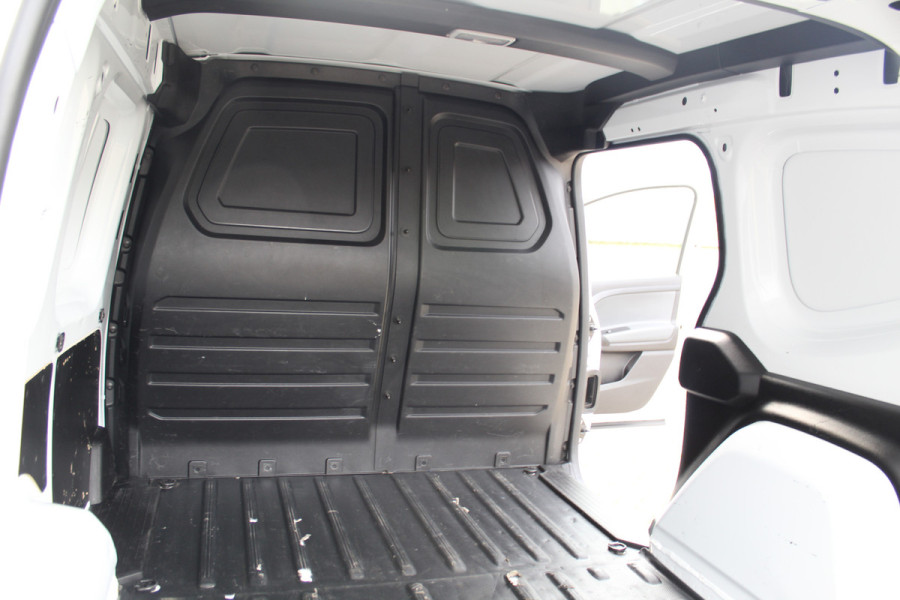 Mercedes-Benz Citan 110-95pk CDI L1 Pro. Dames en heren ondernemers: zeer nette Mercedes Citan, een praktische bedrijfswagen die u nog jaren tot dienst kan zijn. Airco, navigatie, telefoonvoorb., trekhaak, schuifdeur rechts etc.