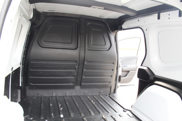 Mercedes-Benz Citan 110-95pk CDI L1 Pro. Dames en heren ondernemers: zeer nette Mercedes Citan, een praktische bedrijfswagen die u nog jaren tot dienst kan zijn. Airco, navigatie, telefoonvoorb., trekhaak, schuifdeur rechts etc.